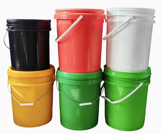 Műanyag kerek vödrök bevonathoz